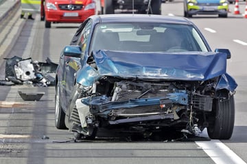 Unfall A4: Reifenplatzer auf der A4! Auto kracht in Leitplanke