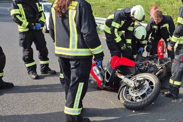 Bikerin bei Crash auf Landstraße schwer verletzt