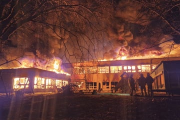 Berlin: Inferno im Märkischen Viertel: Ehemalige Kita brennt lichterloh