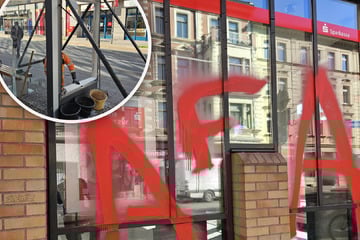 Leipzig: Schneise der Verwüstung in Plagwitz: Gruppe beschädigt Haltestelle, Bank und Partei-Büro