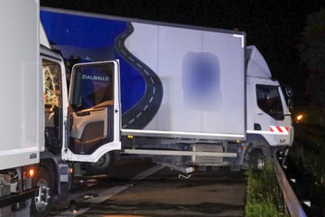 Unfall A4: Schwerer Unfall auf A4: Lkw kracht in abgestellten Lastwagen und Schilderanhänger