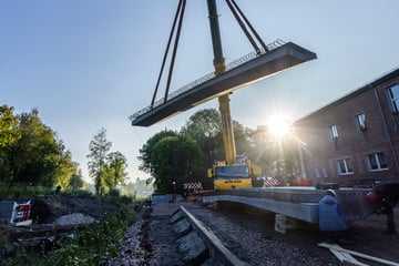 Chemnitz: Chemnitz: Hier schwebt die neue Pleißenbach-Brücke heran
