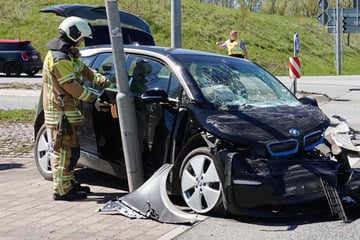Heftiger Unfall in Dresden: Lkw schleudert BMW gegen Ampel