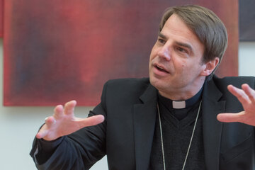 Mit dem Internet kam die Versuchung: Passauer Bischof will offene Diskussion über Zölibat