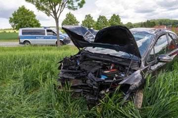 Beifahrerin greift ins Lenkrad, weil Mann nicht mehr fahren kann: Zwei Verletzte nach Unfall