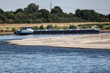 Bange Blicke Richtung Köln: Rheinpegel droht auf Rekord-Tief zu sinken