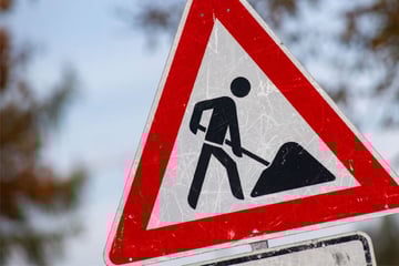 Tonnen an heißem Asphalt verschütten Arbeiter: Kollegen schaufeln Schwerverletzten frei