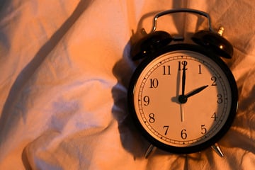 Wer hat an der Uhr gedreht? Deutschland stellt auf Sommerzeit!