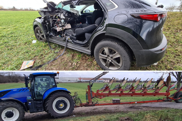 Auto kracht in Nordsachsen mit Traktor-Pflug zusammen: Fahrer muss aus Wagen befreit werden