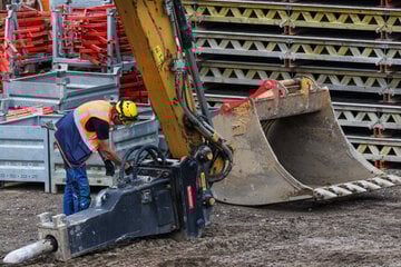 Bagger-Teil stürzt in Grube: 400 Kilogramm krachen auf Arbeiter