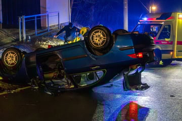 Blitzeis überrascht Autofahrer: Honda überschlägt sich, Skoda kracht in Dacia