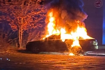 Audi in Zwickau abgefackelt! Polizei jagt Brandstifter