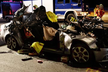 Unfall A3: Auto gerät unter Sattelschlepper: Stau auf der A3 nach Unfall mit vier Schwerverletzten