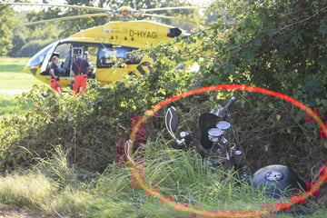 Motorradfahrerin prallt mit Auto zusammen und stirbt noch an der Unfallstelle