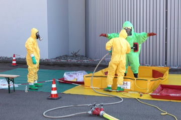 Schwerer Chemieunfall: Lkw-Fahrer mit Säure überschüttet, Anwesende greifen zum Gartenschlauch