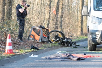 Radfahrer (64) stürzt und wird von Transporter erfasst: Sein Hund muss alles mit ansehen