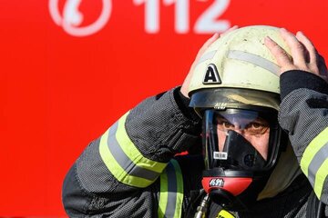 Feuerwehr dringt gewaltsam in Wohnung ein und befreit Mann aus Flammeninferno