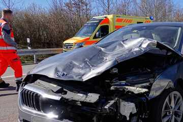 Unfall A4: Vollsperrung nach A4-Unfall: Skoda rast in Audi