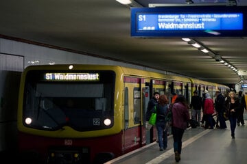 Berlin: Über zu laute Musik in S-Bahn geklagt: Jugendliche prügeln Vater und Sohn krankenhausreif!