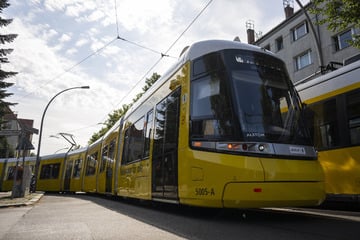 Reisebus kracht in Düsseldorf mit Straßenbahn zusammen: Zwei Verletzte