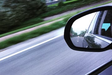 Schwerverletzte bei Überhol-Unglück: Fahrer übersieht Sportwagen, 320.000 Euro Schaden
