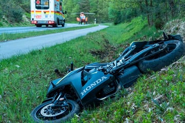Junger Biker verunglückt auf Kreisstraße: Hubschrauber im Einsatz