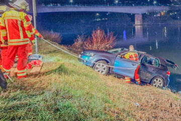 Großer Rettungseinsatz: Auto geht mit Fahrer im Neckar unter