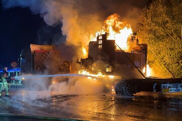 Geplatzter Reifen verursacht Feuer: Lkw brennt ab, Schaden in Millionenhöhe