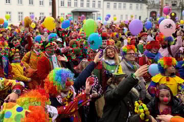 Mehr als 500 Clowns versammeln sich für Weltrekord-Versuch