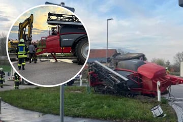 Alles voller Düngemittel: Traktor im Kreisverkehr umgekippt