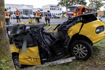 Familie in schlimmem Verkehrsunfall in Thüringen verwickelt: Ein Mensch kommt ums Leben