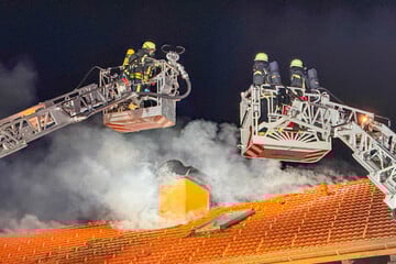250.000 Euro Schaden bei Dachstuhlbrand: Feuerwehr kämpft stundenlang gegen Feuer