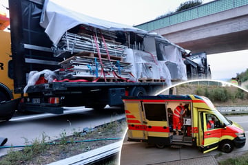 Unfall A17: Lkw-Crash auf der A17: Bergung zieht sich über Stunden