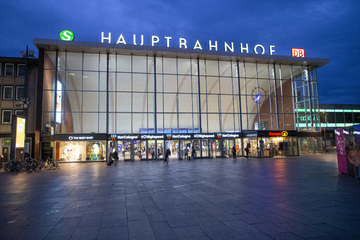 Köln: Polizeieinsatz am Kölner Hauptbahnhof: Mann raucht in Fotokabine und wirft mit Exkrementen