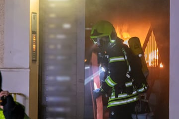 Feuerwehreinsatz im Erzgebirge: Brand in Plattenbau