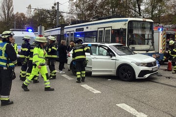 Auto kracht in Straßenbahn: 68-Jährige in Krankenhaus