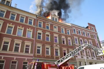 Chemnitz: Schwarzer Rauch über Chemnitz: Dachstuhl in Brand
