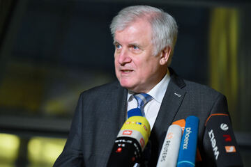 Deutliche Worte! Seehofer spricht Flüchtlinge auf Arabisch an