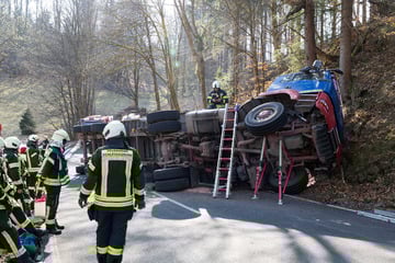 Lkw mit Silofutter kippt in enger Rechtskurve um