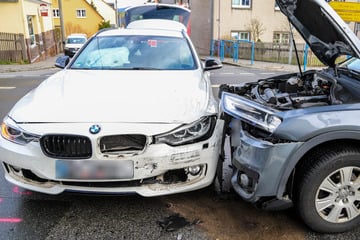 Kreuzungs-Crash im Erzgebirge: Audi kracht mit BMW zusammen
