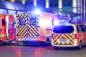 Messerattacke: Streit unter Arbeitskollegen eskaliert: 23-Jähriger schlägt mit Glasflasche auf Kontrahenten ein