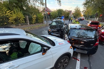 Trümmerfeld nach Vierer-Kollision: Dresdner Kreuzung lahmgelegt