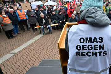 Unerwartet viele Menschen bei Demo der "Omas gegen Rechts" in Jena