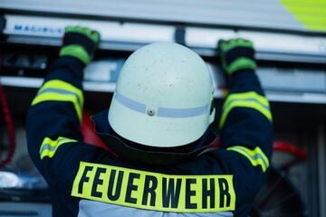Großer Feuerwehreinsatz in Ratingen: Lagerhalle steht in Flammen