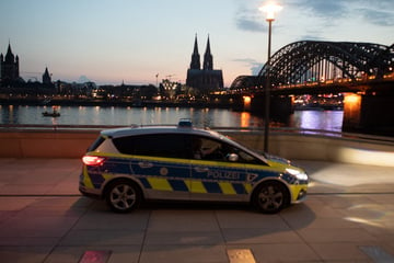 Köln: Benz-Fahrer bedroht Autofahrer an Ampel mit Schusswaffe: Kölner Polizei greift durch