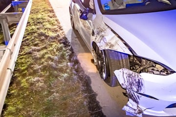 Unfall A17: Unfall auf A17: Tesla und Pickup stoßen zusammen, zwei Verletzte