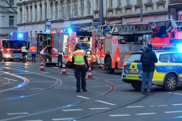 Leipzig: Plötzlich raucht das Treppenhaus: Polizei sperrt Leipziger Straße