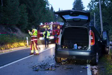 Autos stoßen in Rechtskurve frontal zusammen: Vier Verletzte nach Unfall