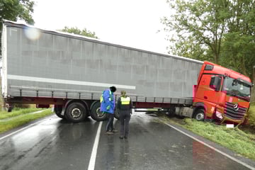 Chaos auf Bundesstraße: Lkw dreht sich und landet im Graben