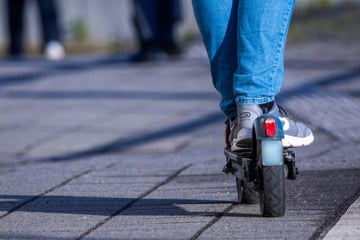 Er war mit 1,2 Promille unterwegs: E-Scooter-Fahrer stürzt und verletzt sich schwer